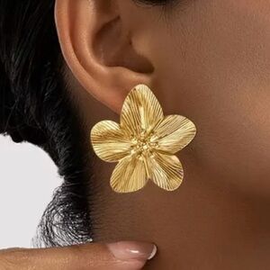 ✨Zara Sybil Gold Petal Earrings